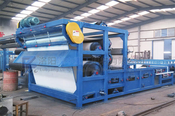 隆中帶式污泥壓濾機出砂量可達百噸，性價比真不錯